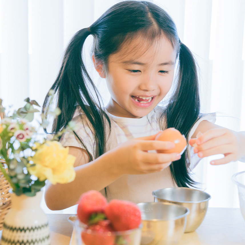 こどもが楽しそうに料理をしている様子