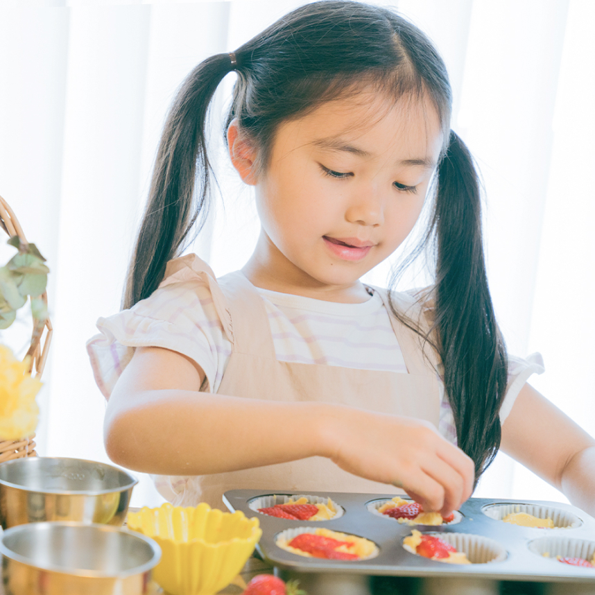 こどもが楽しそうに料理をしている様子