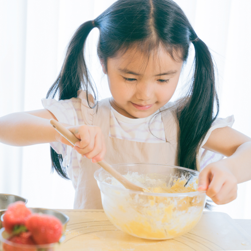 こどもが楽しそうに料理をしている様子